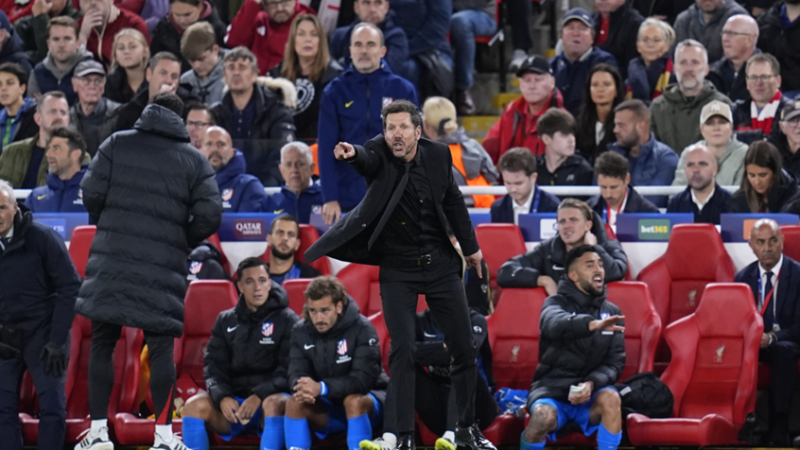 “اليويفا” يعاقب مدرب أتلتيكو مدريد بسبب سلوكه في مباراة ليفربول