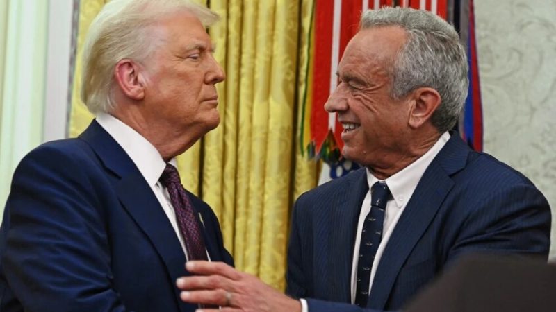 أتمنى ألا ألتقط كوفيد.. ترامب يمازح وزير الصحة بعد أن عطس خلفه أثناء خطاب ألقاه في البيت الأبيض