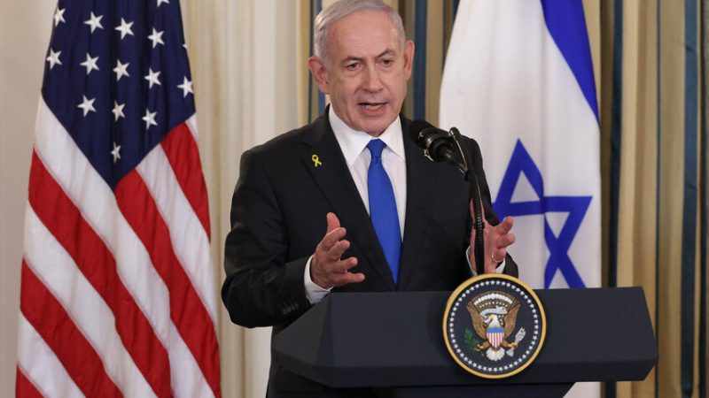 جلعاد كاريف يهاجم رئيس الوزراء الإسرائيلي: “نتنياهو يُجر للبيت الأبيض.. وإسرائيل تأكل السمك الفاسد”