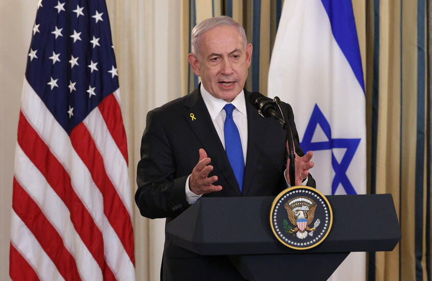 جلعاد كاريف يهاجم رئيس الوزراء الإسرائيلي: “نتنياهو يُجر للبيت الأبيض.. وإسرائيل تأكل السمك الفاسد”