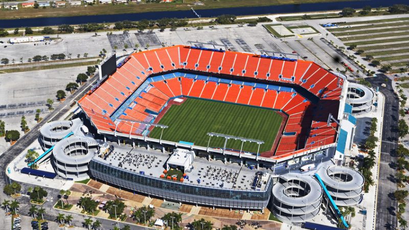 “جالسة على حجره”.. الكاميرا تضع رياضيا أمريكيا شهيرا أمام موقف محرج (فيديو)