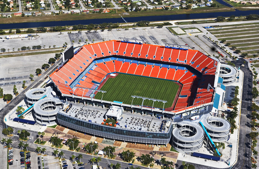 “جالسة على حجره”.. الكاميرا تضع رياضيا أمريكيا شهيرا أمام موقف محرج (فيديو)