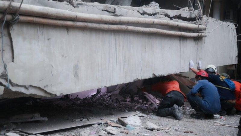 كارثة مدرسة إندونيسيا.. 91 تلميذا لا يزالون تحت الأنقاض (فيديو)