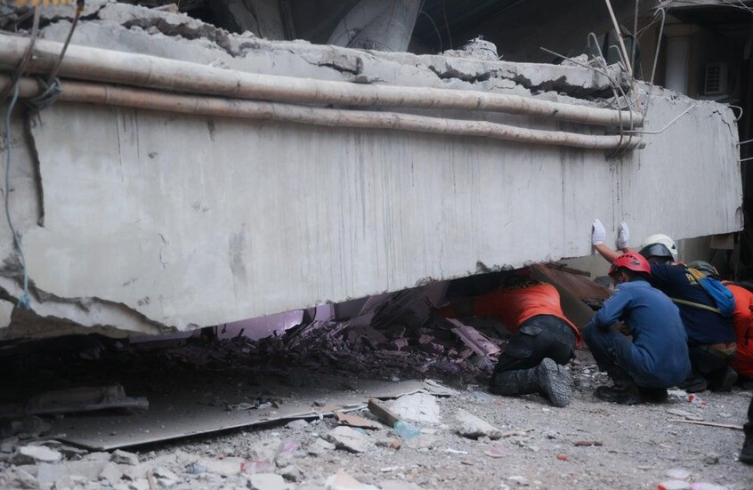 كارثة مدرسة إندونيسيا.. 91 تلميذا لا يزالون تحت الأنقاض (فيديو)