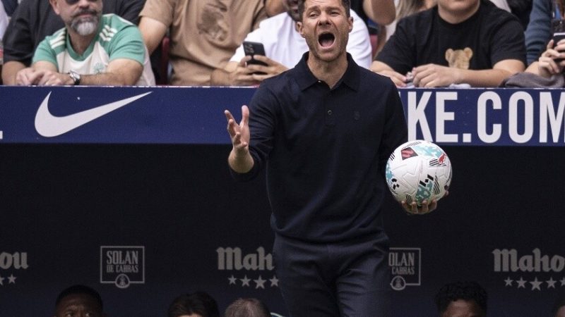 هدية غريبة تفاجئ تشابي ألونسو بعد فوز ريال مدريد على كايرات ألماتي (فيديو)