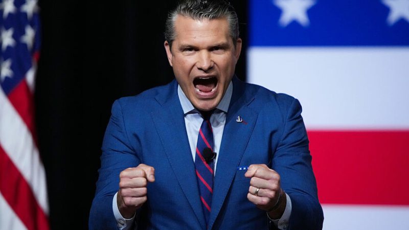 وزير الحرب الأمريكي “يفتح النار” على الجنرالات البدناء (فيديو)