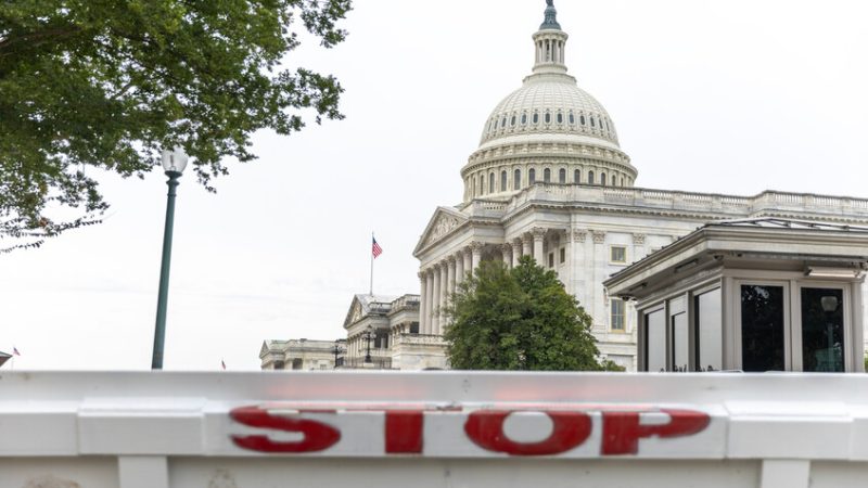 كم تخسر الولايات المتحدة يوميا بسبب الإغلاق الحكومي؟