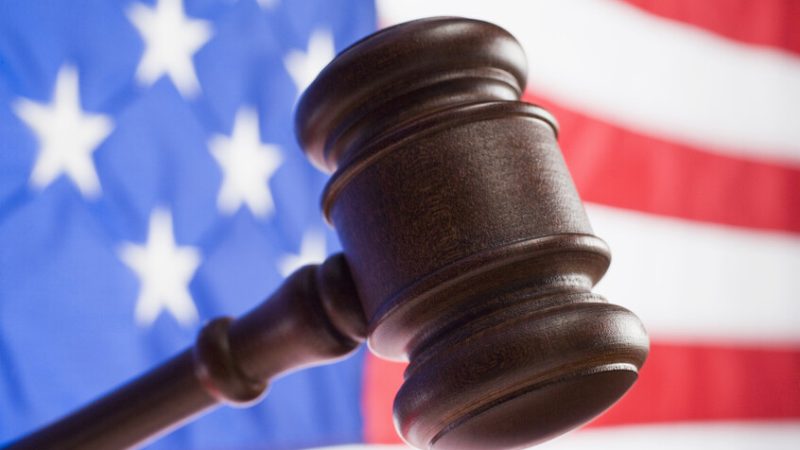 عقب فيديو أثار صدمة في أمريكا.. توجيه تهمة لمراهق اعتدى بوحشية على رجل عجوز (فيديو)