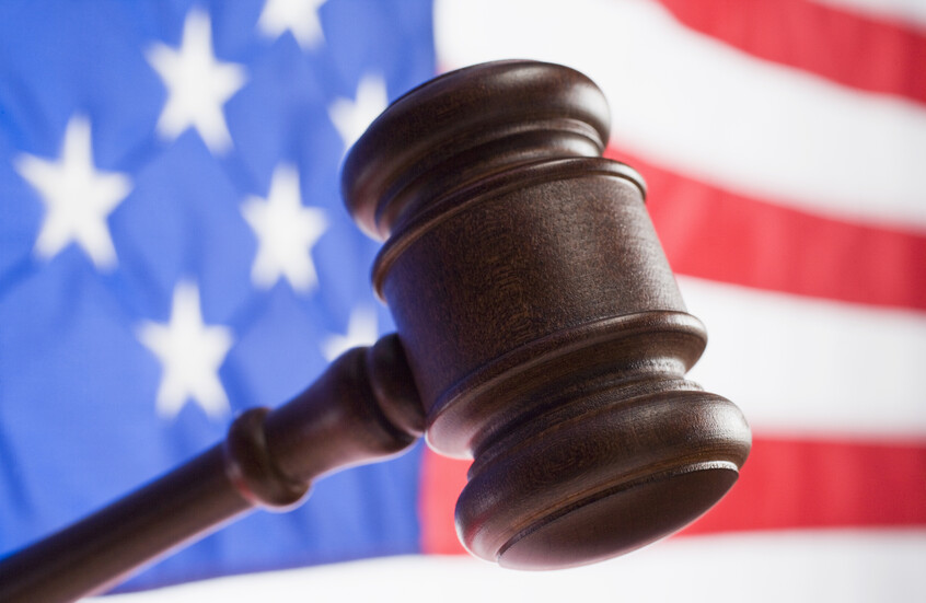 عقب فيديو أثار صدمة في أمريكا.. توجيه تهمة لمراهق اعتدى بوحشية على رجل عجوز (فيديو)