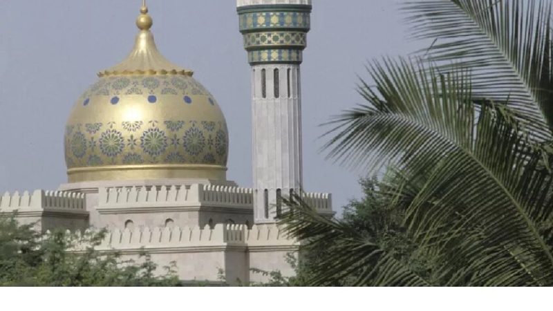 سلطنة عمان تفرض حظرا على استيراد جميع أنواع المياه المعبأة الآتية من إيران