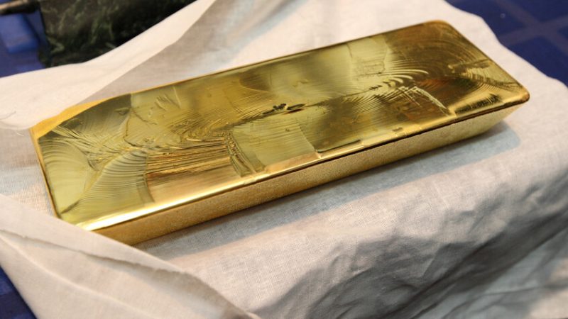 الذهب يحوم قرب أعلى مستوى على الإطلاق