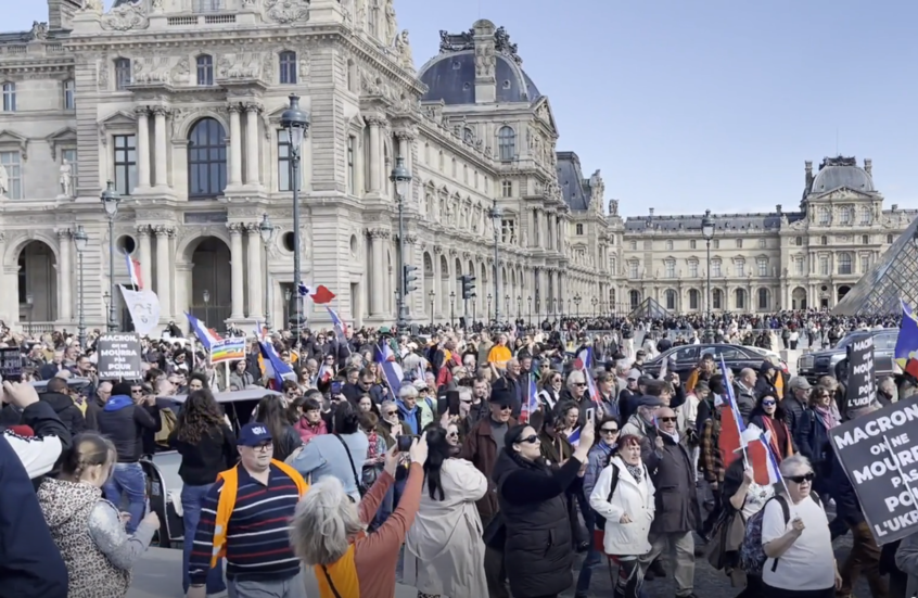 مظاهرات غاضبة من خطة “التقشف” الحكومية تجتاح باريس