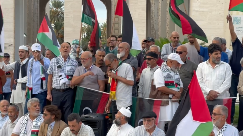 ليبيا.. تظاهرة في طرابلس تندد باعتراض “أسطول الصمود” وتطالب بالإفراج عن معتقلي سفينة “عمر المختار”