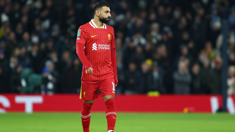 نجم ليفربول يوجه تحذيرا لإدارة “الريدز” بشأن صلاح