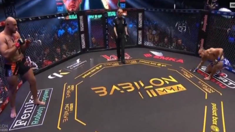 لسبب غريب.. مقاتل بولندي يستسلم لمنافسه بعد ثانية واحدة من بداية نزالهما (فيديو)