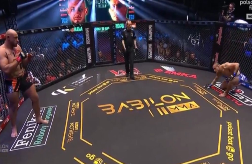 لسبب غريب.. مقاتل بولندي يستسلم لمنافسه بعد ثانية واحدة من بداية نزالهما (فيديو)