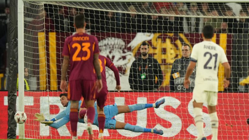 في مشهد نادر.. حارس تركي يتصدى لثلاث ركلات جزاء متتالية أمام روما بالدوري الأوروبي (فيديو)