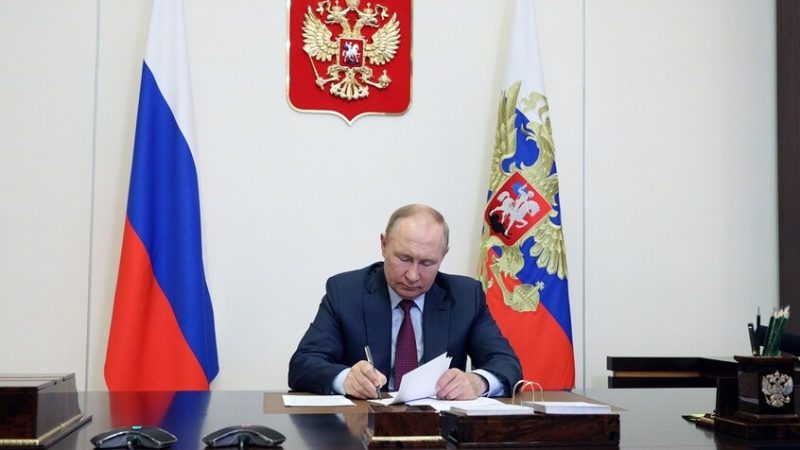 بوتين يسرد كيف طلب منه مدير الـCIA ذات مرة التوقيع على استمارة