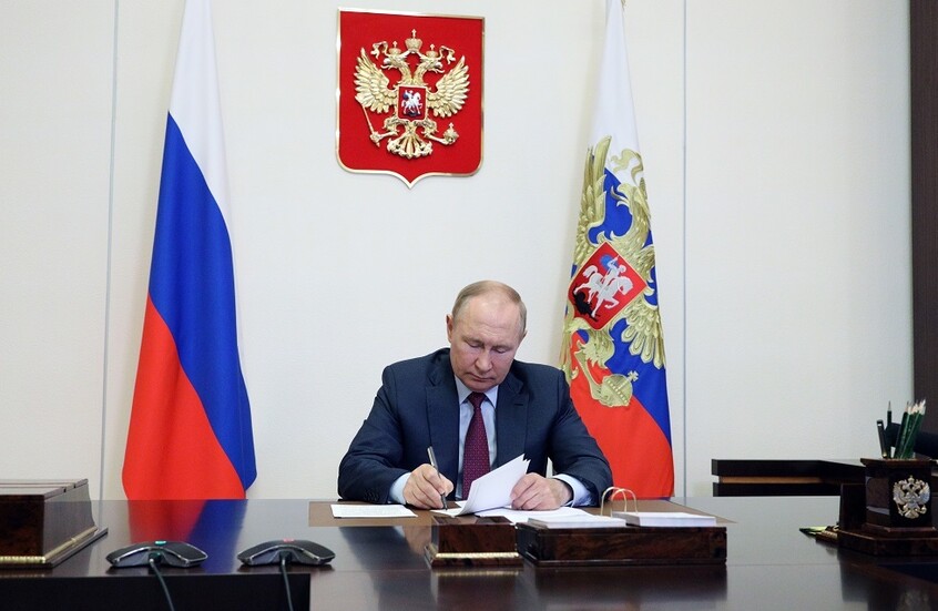 بوتين يسرد كيف طلب منه مدير الـCIA ذات مرة التوقيع على استمارة