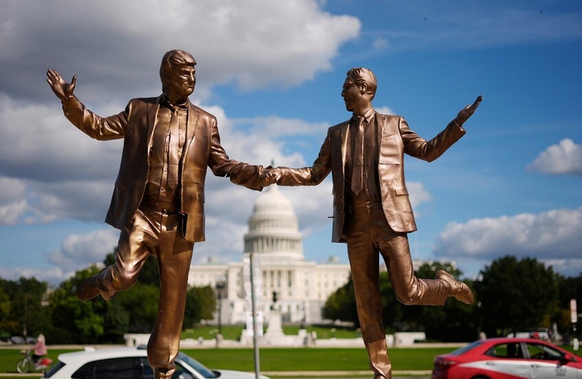 إعادة تمثال ترامب وإبستين وهما يمسكان بأيدي بعضهما إلى تلة الكابيتول