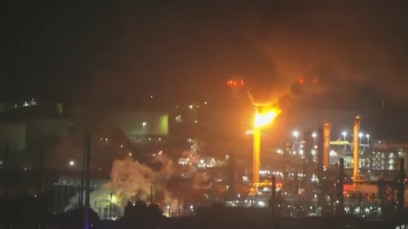 اندلاع حريق هائل في أكبر مصفاة نفط على الساحل الغربي للولايات المتحدة