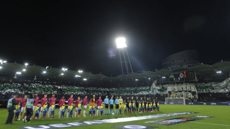 مشجعو ناد نمساوي يرفعون لافتة تحمل صورة لاعب روسي في مباراة بالدوري الأوروبي