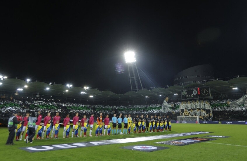 مشجعو ناد نمساوي يرفعون لافتة تحمل صورة لاعب روسي في مباراة بالدوري الأوروبي