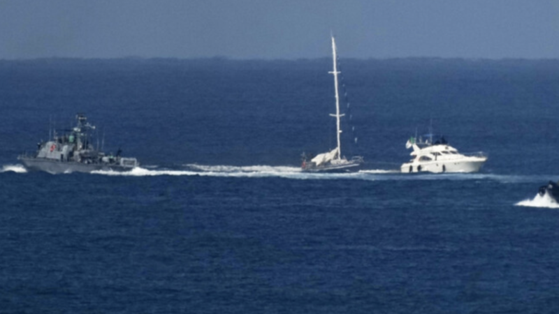 نشطاء سفينة “عمر المختار” الليبية يرفضون التوقيع على تعهد بالترحيل الطوعي: لا اعتراف بـ “إسرائيل”