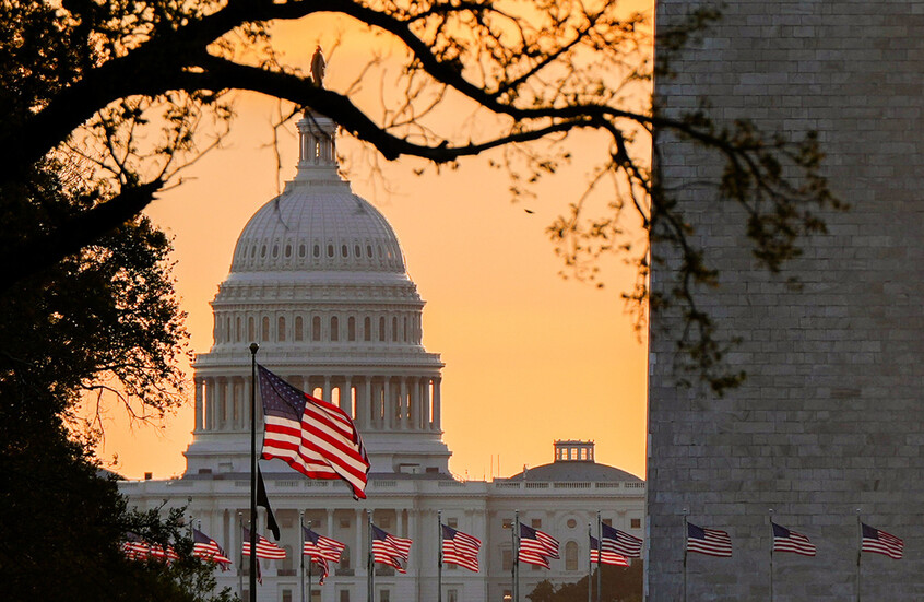 ترامب: السجن عاما كاملا لأي شخص يدنس العلم الأمريكي أو يحرقه