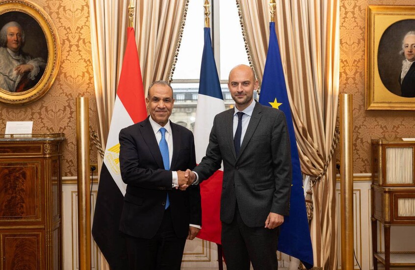 وزير الخارجية المصري يلتقي نظيره الفرنسي في باريس (صور)