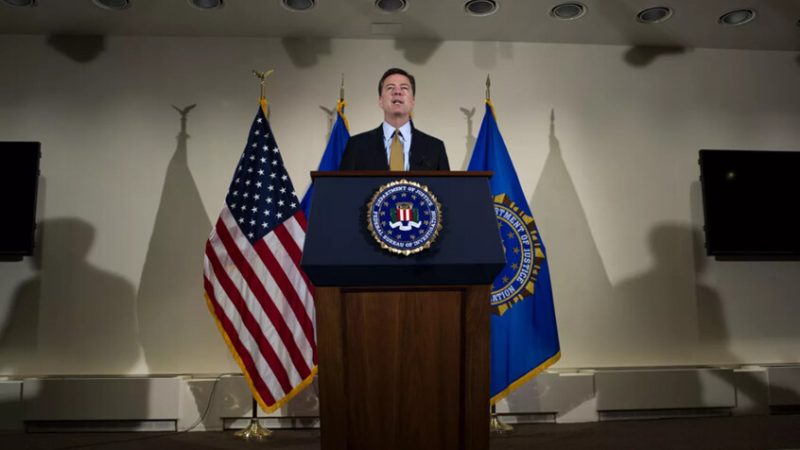 CBS: مكتب التحقيقات الفيدرالي يخطط لاعتقال جيمس كومي أمام وسائل الإعلام