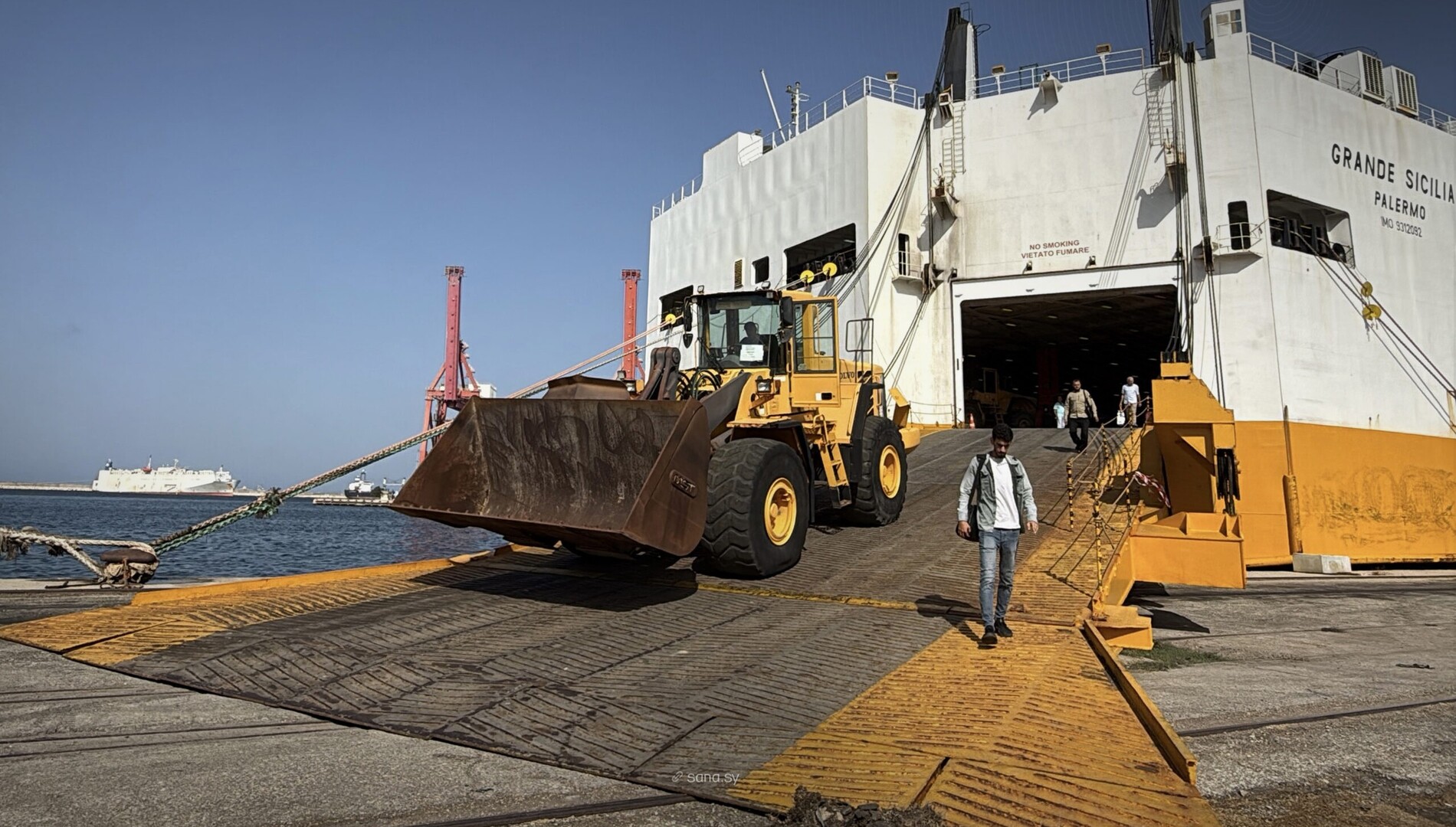 استئناف الخط البحري بين سوريا وإيطاليا ومرفأ اللاذقية يستقبل أول باخرة بعد 7 سنوات (صور + فيديو)