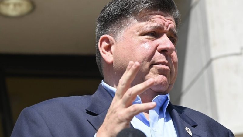 حاكم إلينوي: وزارة الحرب الأمريكية وجهت لي إنذارا نهائيا