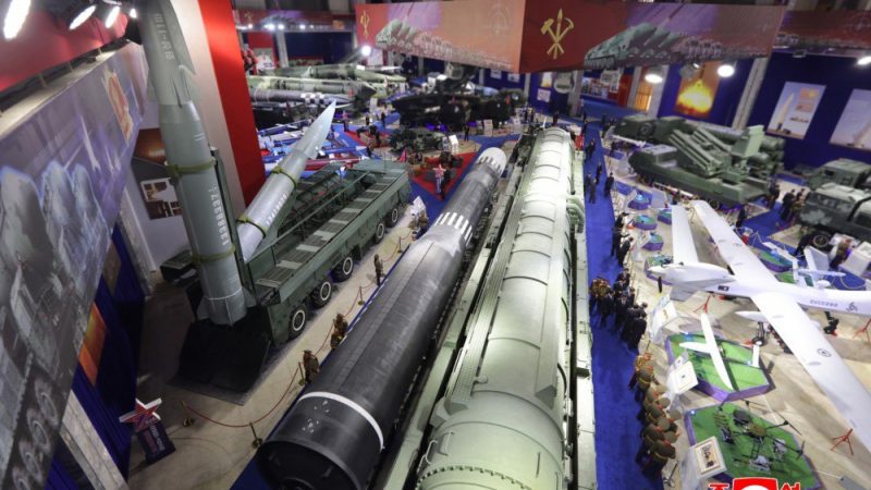 كيم جونغ أون يحضر افتتاح معرض للأسلحة في بيونغ يانغ (صور)