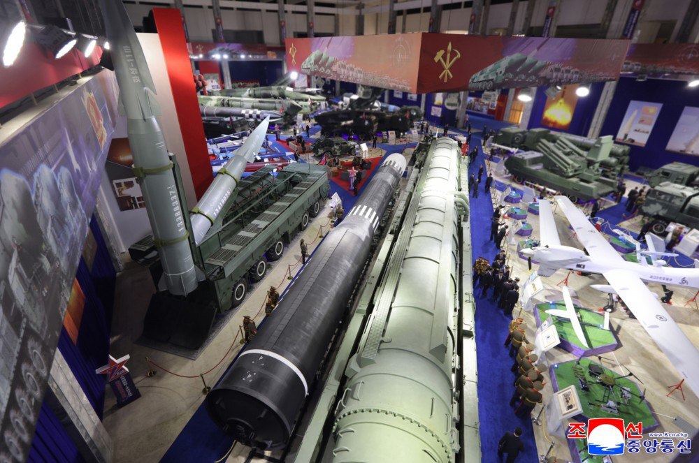 كيم جونغ أون يحضر افتتاح معرض للأسلحة في بيونغ يانغ (صور)