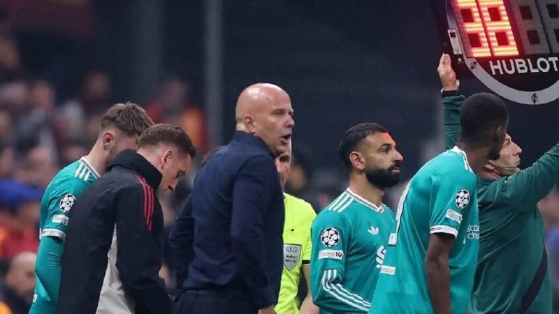 بعد الخسارة أمام تشيلسي.. سلوت يدافع بشدة عن محمد صلاح