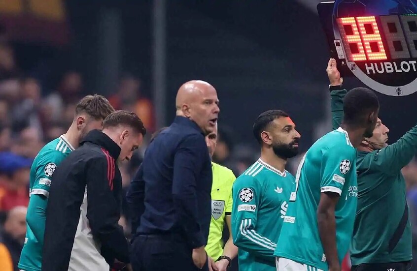 بعد الخسارة أمام تشيلسي.. سلوت يدافع بشدة عن محمد صلاح