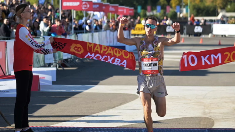 نيكتين يصبح أول رياضي روسي يقطع مسافة نصف الماراثون في أقل من ساعة