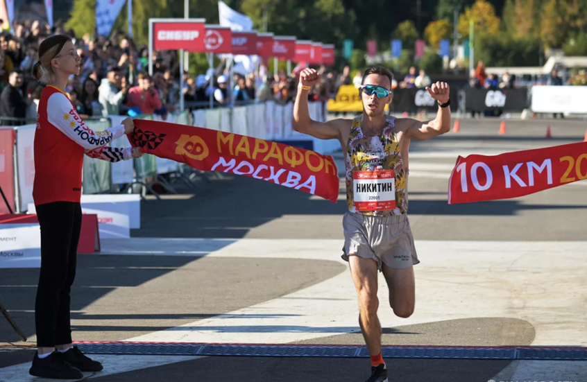 نيكتين يصبح أول رياضي روسي يقطع مسافة نصف الماراثون في أقل من ساعة