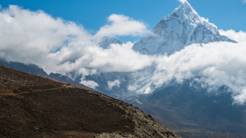 عاصفة ثلجية غير مسبوقة تحاصر ألف سائح على جبل إيفرست