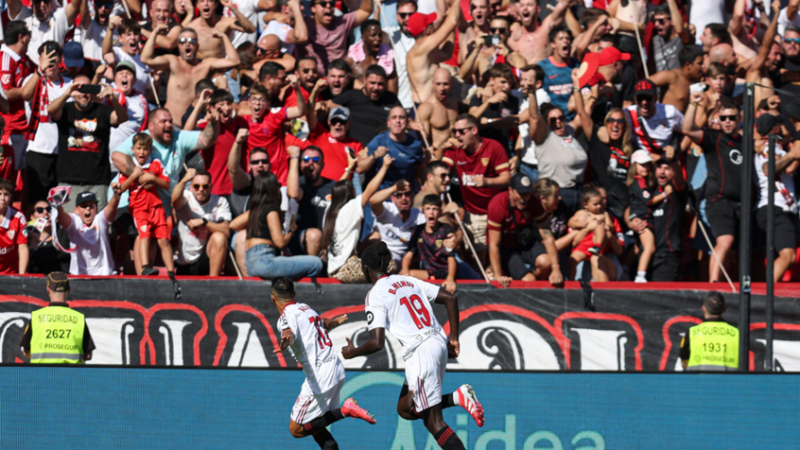 إشبيلية يضرب برشلونة برباعية ويهدي ريال مدريد صدارة “الليغا”