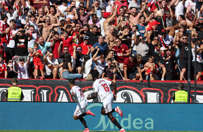 إشبيلية يضرب برشلونة برباعية ويهدي ريال مدريد صدارة “الليغا”