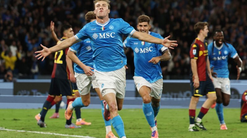 نابولي يتقدم نحو قمة الدوري الإيطالي بفوز صعب على جنوى