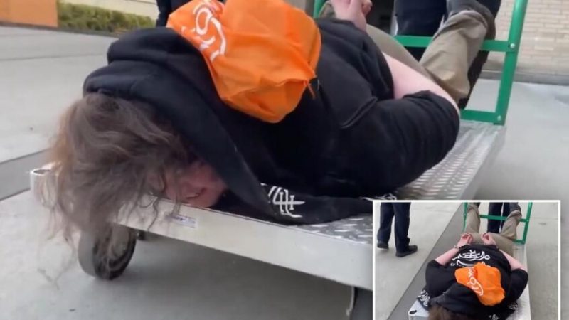 انتقادات واسعة لإدارة الهجرة الأمريكية بعد نقلها محتجا في بورتلاند على عربة مسطحة (فيديو)