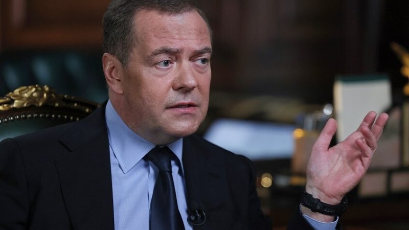 مدفيديف يحدد 5 فرضيات لـ”وباء المسيرات” في سماء أوروبا