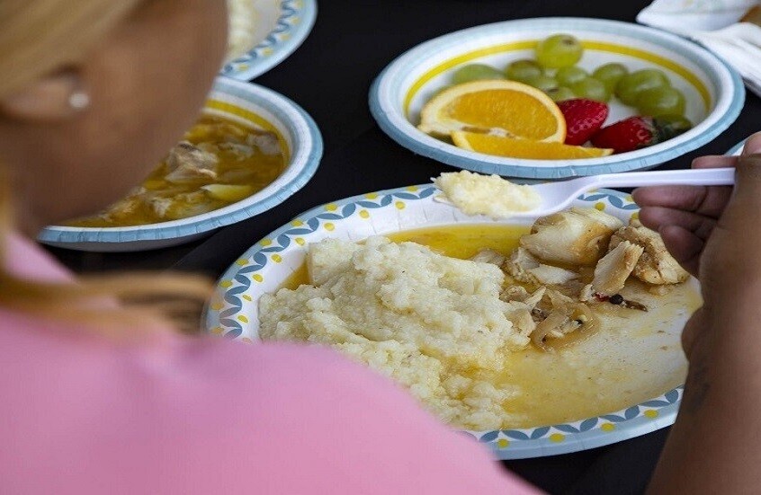 أطعمة تسهل عملية الهضم بعد الإفراط في الطعام