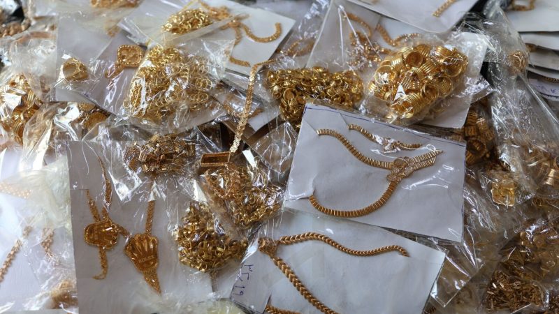 سوريا.. الأمن الداخلي في درعا يستعيد 16.8 كغ من الذهب المسروق (صور)