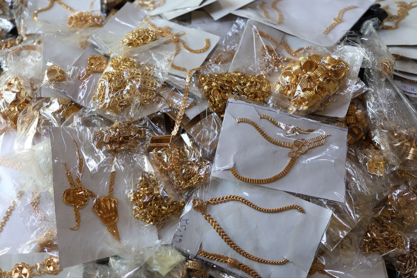 سوريا.. الأمن الداخلي في درعا يستعيد 16.8 كغ من الذهب المسروق (صور)