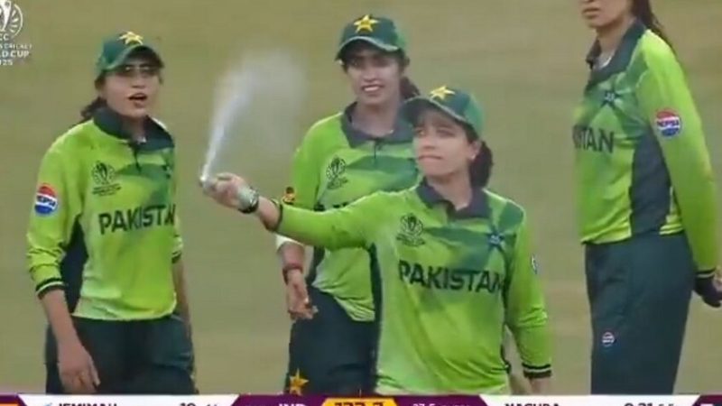 “بين الغش والسخرية”.. بخاخ يشعل أزمة بين سيدات الهند وباكستان بالكريكيت (فيديو)