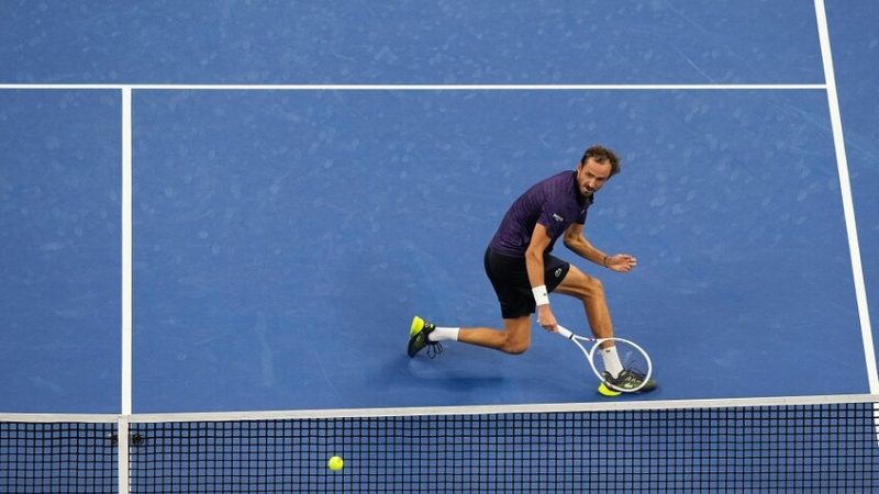 الروسي مدفيديف يبلغ الدور الرابع لبطولة شانغهاي للتنس(فيديو)